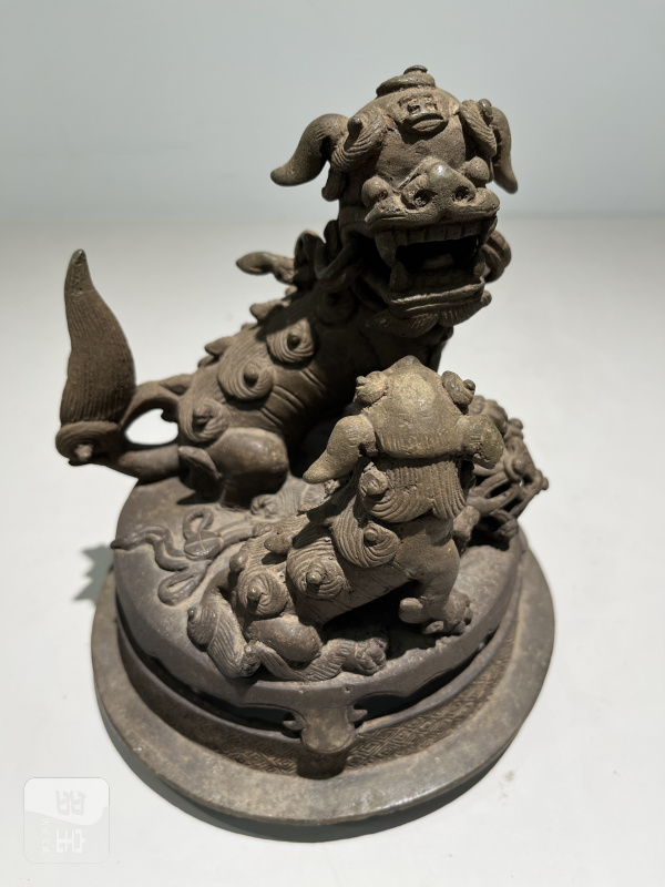 明嘉靖 铜太狮少狮钮朝冠耳熏炉 - 图6